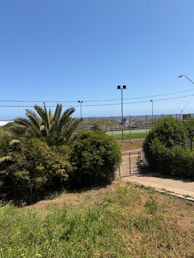 vista desde la cabaña hacia la playa y cancha