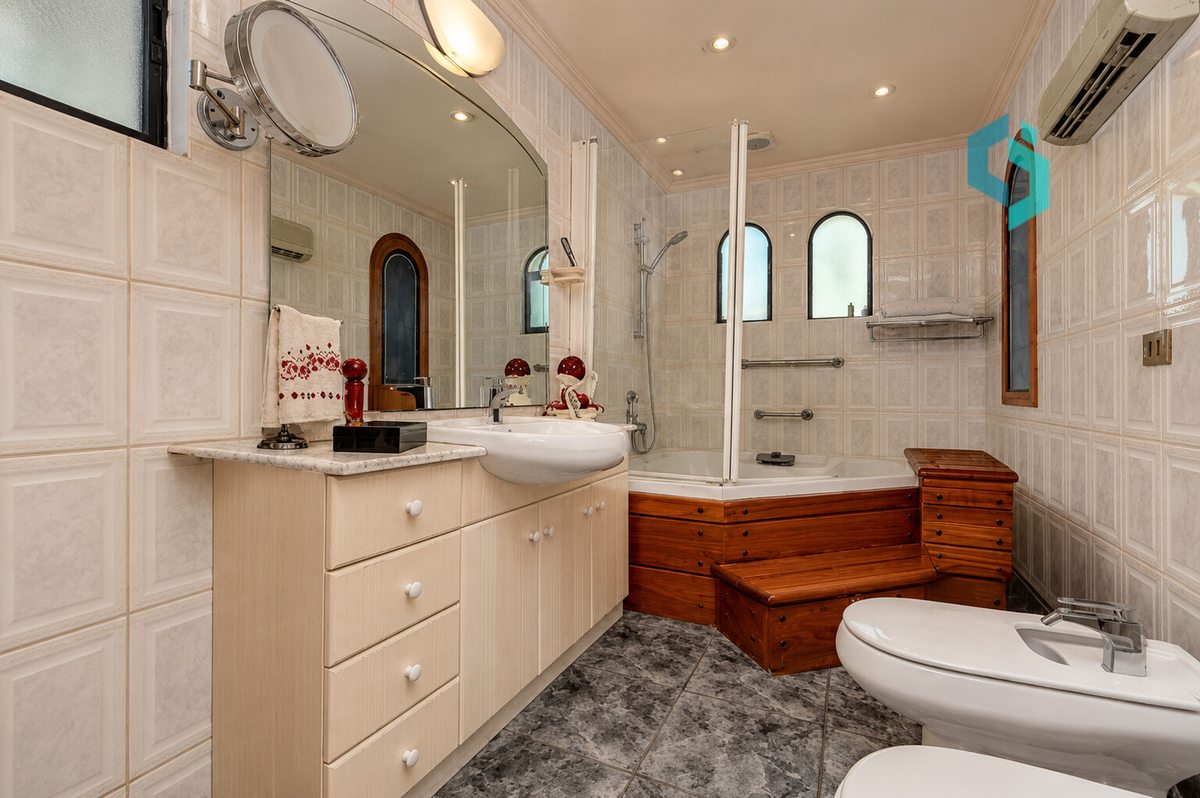 Baño de dormitorio principal con jazuzzi