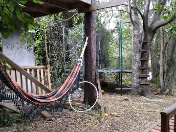 Patio con cama elástica