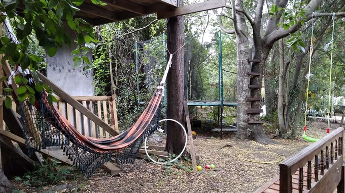Patio con cama elástica