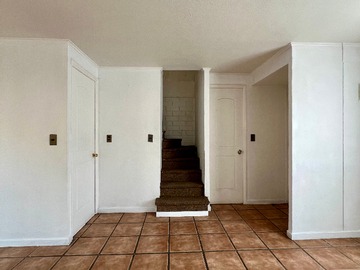 vista hacia la escalera, baño de visitas y cocina cerrada