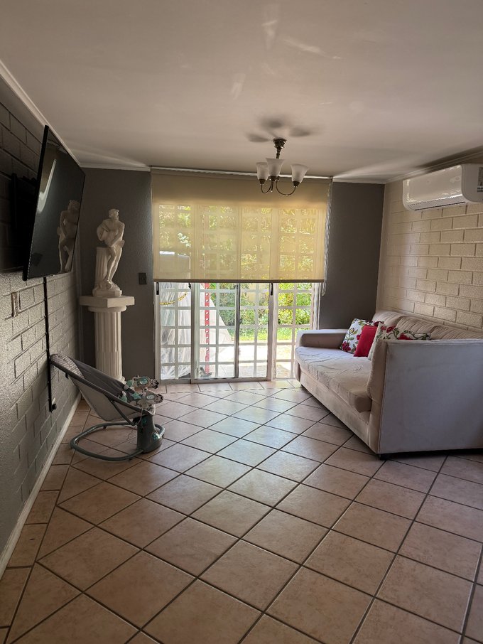 Living y comedor con aire acondicionado con uso desde la App