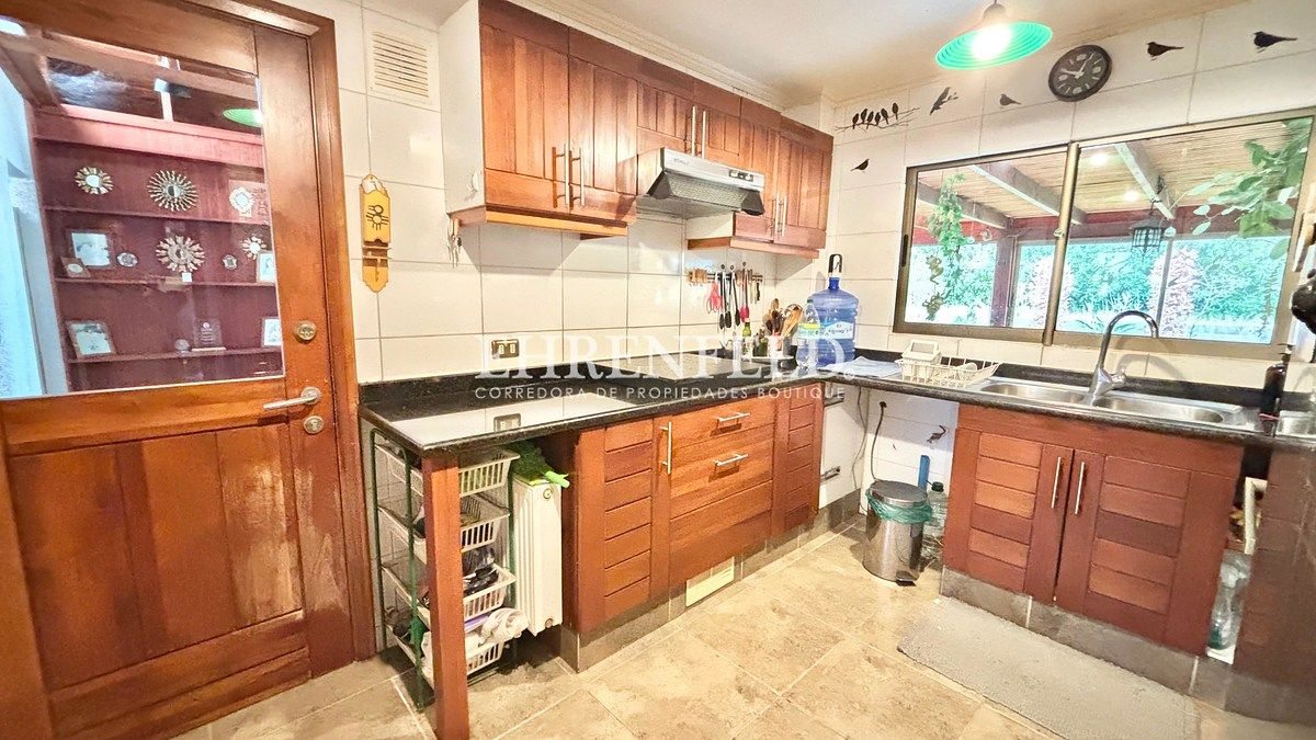 Cocina amoblada.