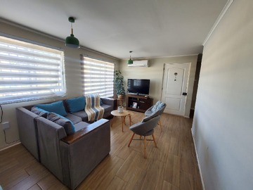 Amplio living con piso cerámico tipo madera y AC