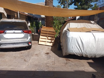 Patio delantero y estacionamiento