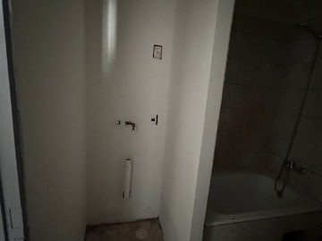 Entrada de lavadora en baño