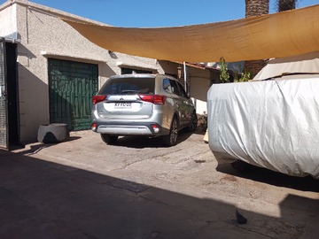 Patio delantero y estacionamiento