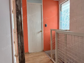 Pasillo, segundo piso.