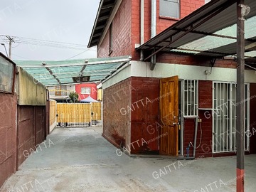 Patio y estacionamiento.