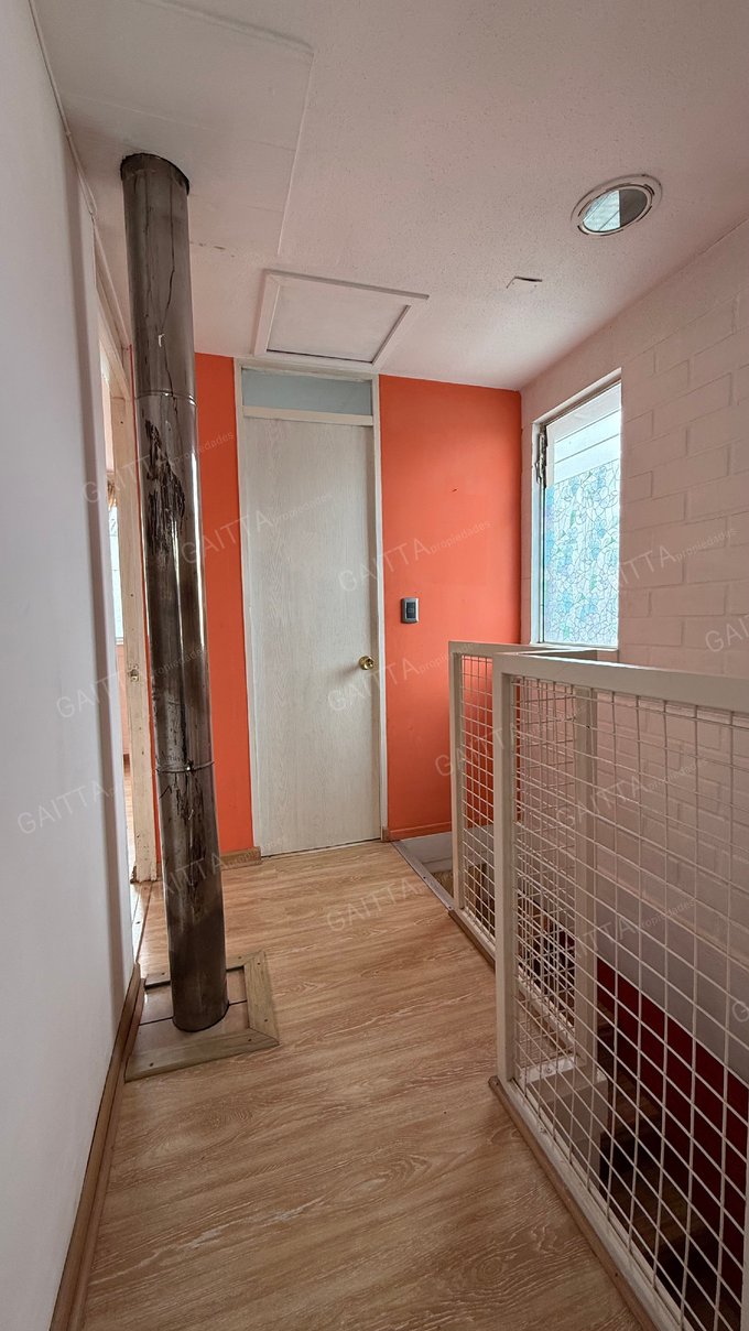 Pasillo, segundo piso.