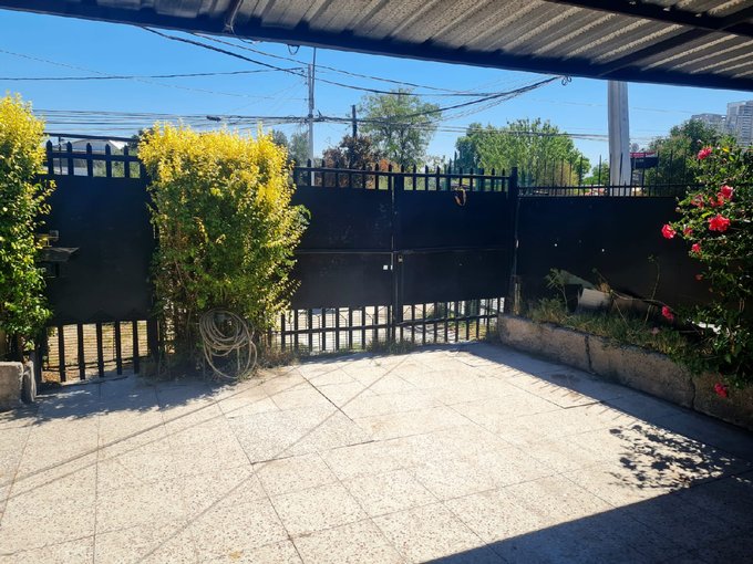 antejardin mirado desde el interior de la casa