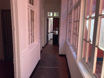 Pasillo que lleva al patio