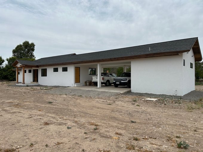 Amplios estacionamientos