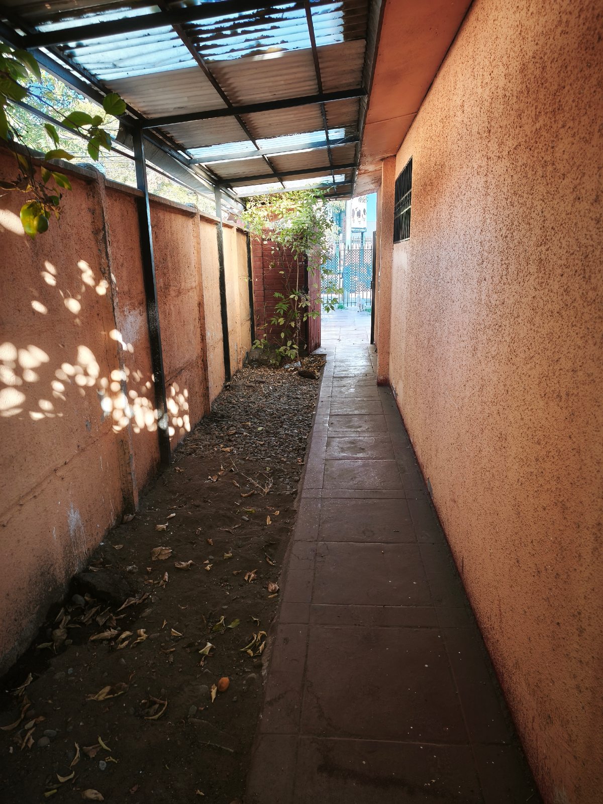entrada lateral techada