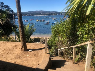 Acceso por cómoda escalera de piedra