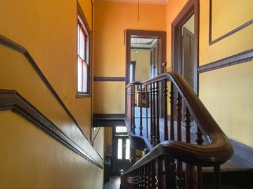 subiendo por escaleras en el 2do piso