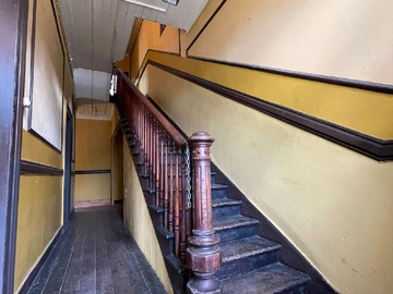 Al entrar uno se encuentra con estalera al 2do piso