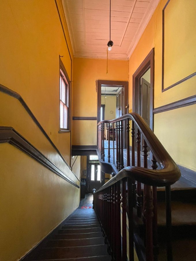 subiendo por escaleras en el 2do piso