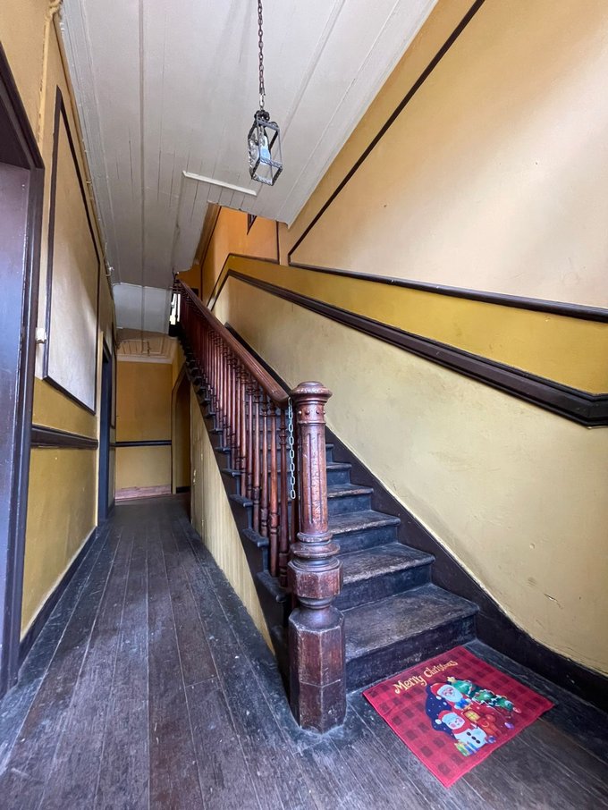 Al entrar uno se encuentra con estalera al 2do piso