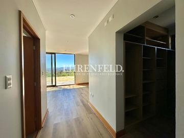 Entrada suite, primer piso.