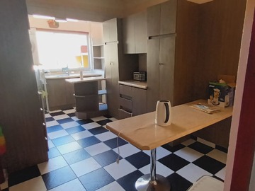 Amplia cocina con comedor