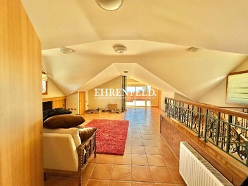 Gran sala manzarda, con otra habitación mas
Baño.