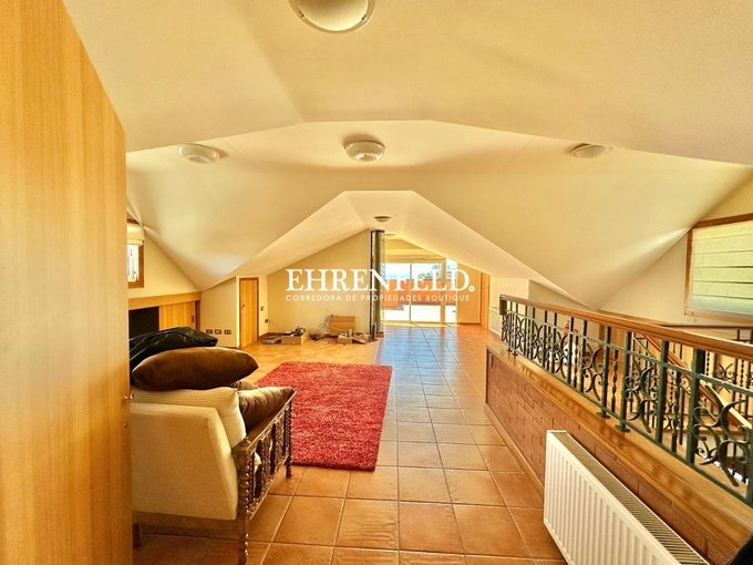 Gran sala manzarda, con otra habitación mas
Baño.