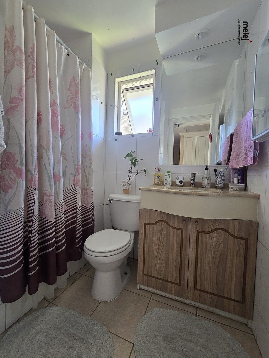 Baño completo con ventana