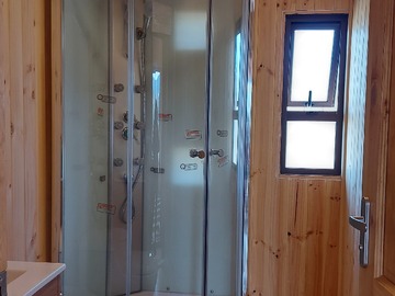 Baño con moderna cabina de ducha
