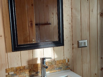 Lavamanos y espejo del baño.