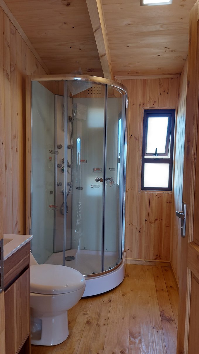 Baño con moderna cabina de ducha