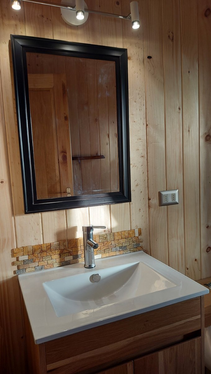Lavamanos y espejo del baño.