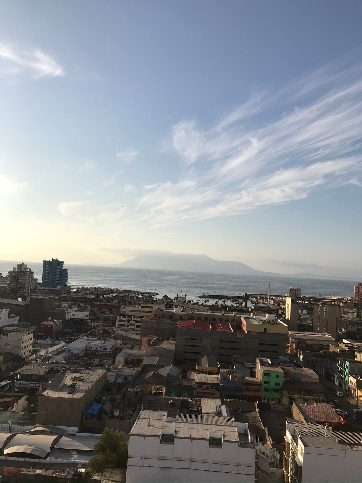 vista al mar y ciudad