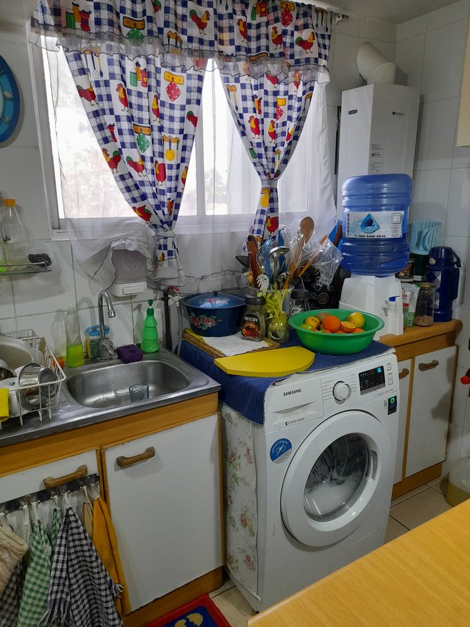 Conexión a lavadora y amplia ventana en cocina