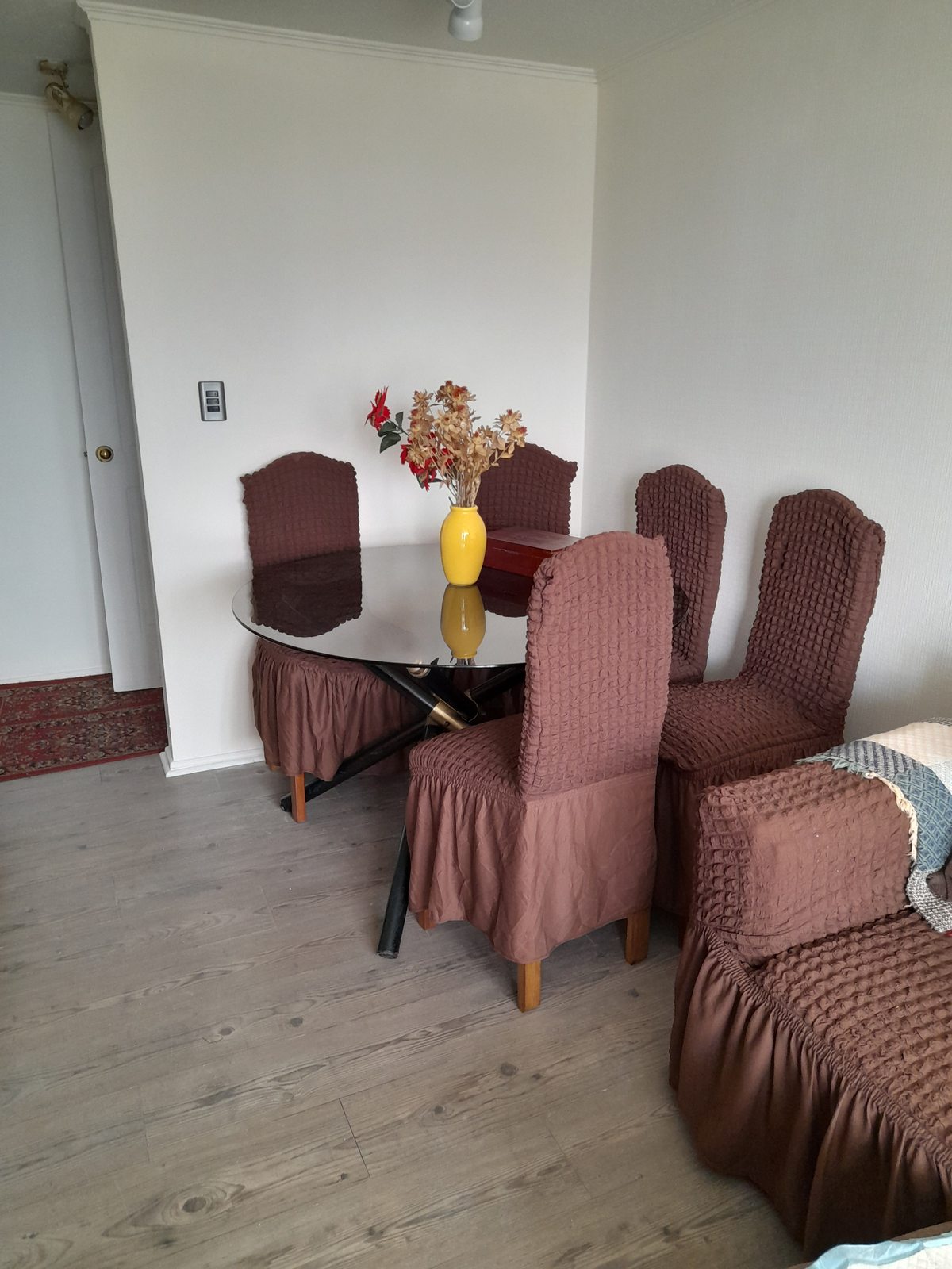 Comedor con piso flotante