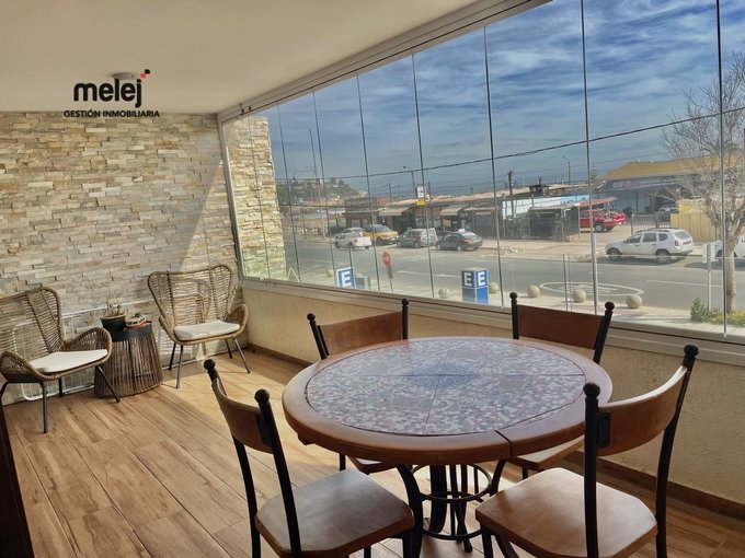 Terraza cerrada con cristales plegables