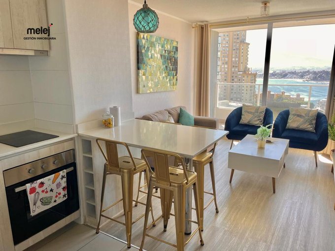 Cocina incorporada y living con salida a terraza