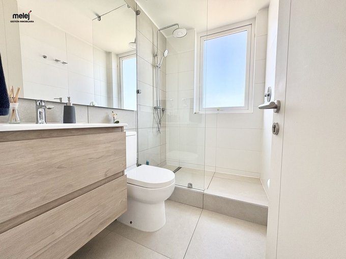 Baño shower door con luz natural