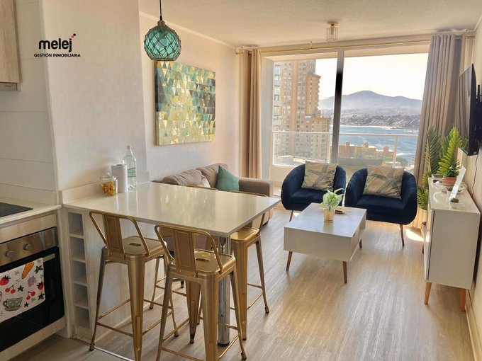Cocina y living, vista al mar