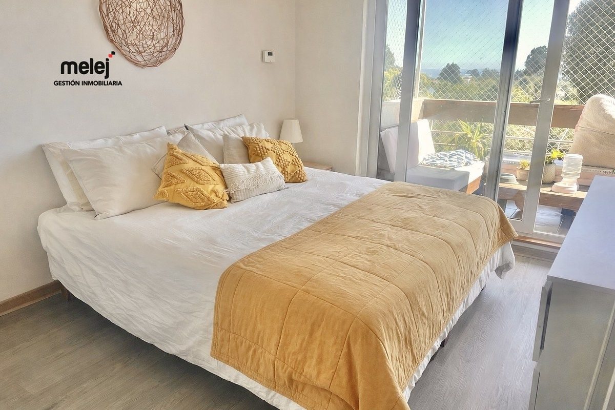 Dormitorio principal con salida a terraza
