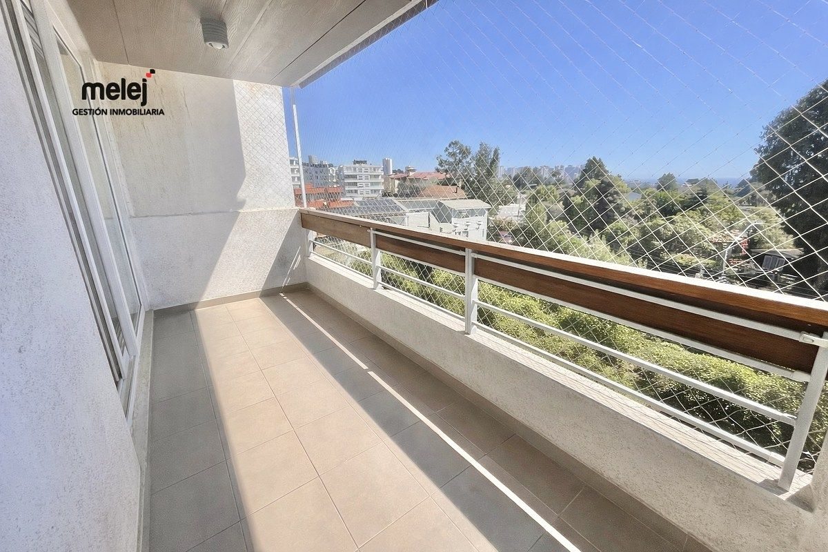 Terraza con orientación poniente.
