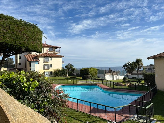 Vista piscina patio central del condominio