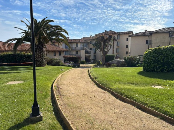 Entrada al condominio pasando recepción