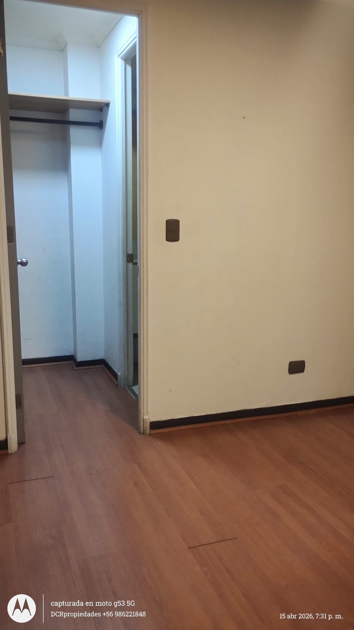 habitación principal con vista al walking closet y baño