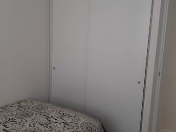 Pieza con cama nido closet