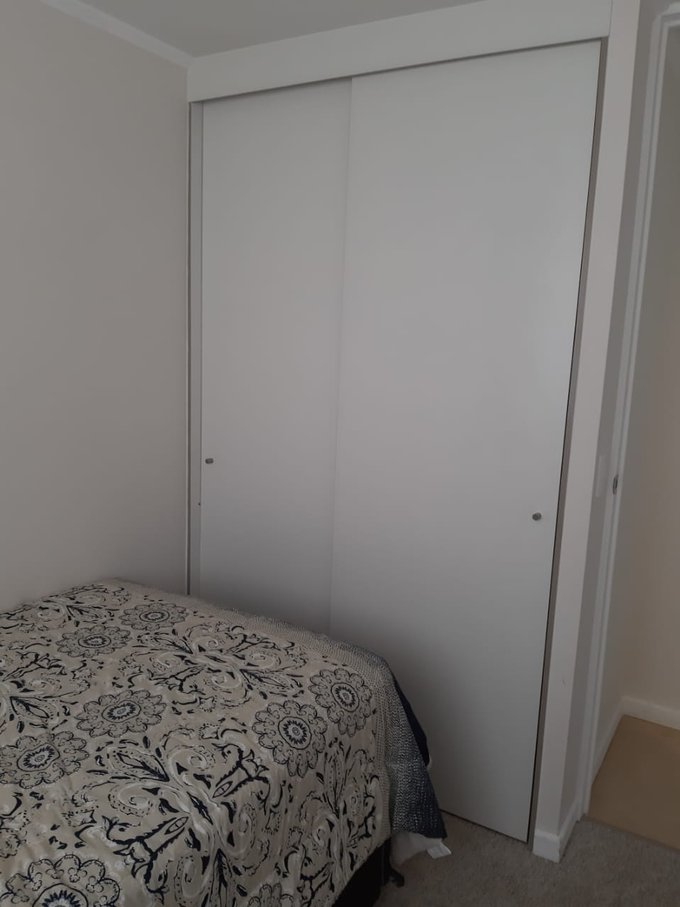 Pieza con cama nido closet