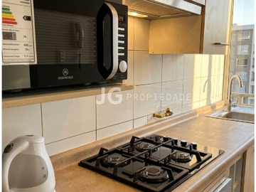 Cocina americana amoblada y equipada, junto con la logia