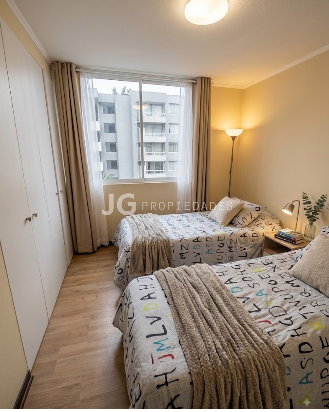 Dormitorio para 2 camas de plaza y media, con closet