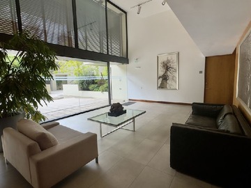 Hall acceso hacia piscina y áreas comunes