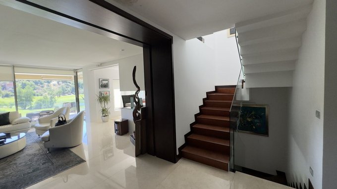 Halla acceso escaleras